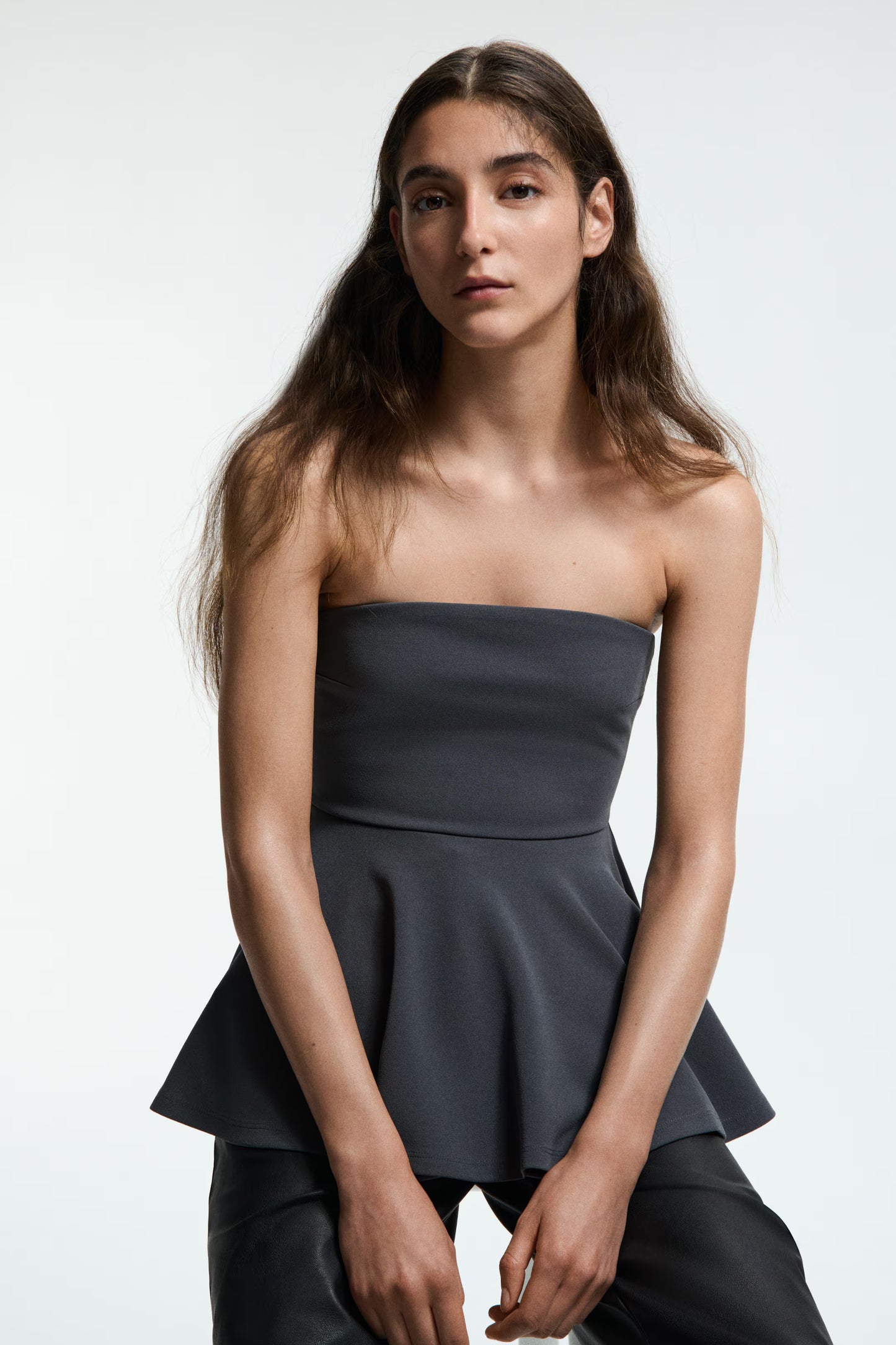 STRAPLESS FITTED CROP TOP